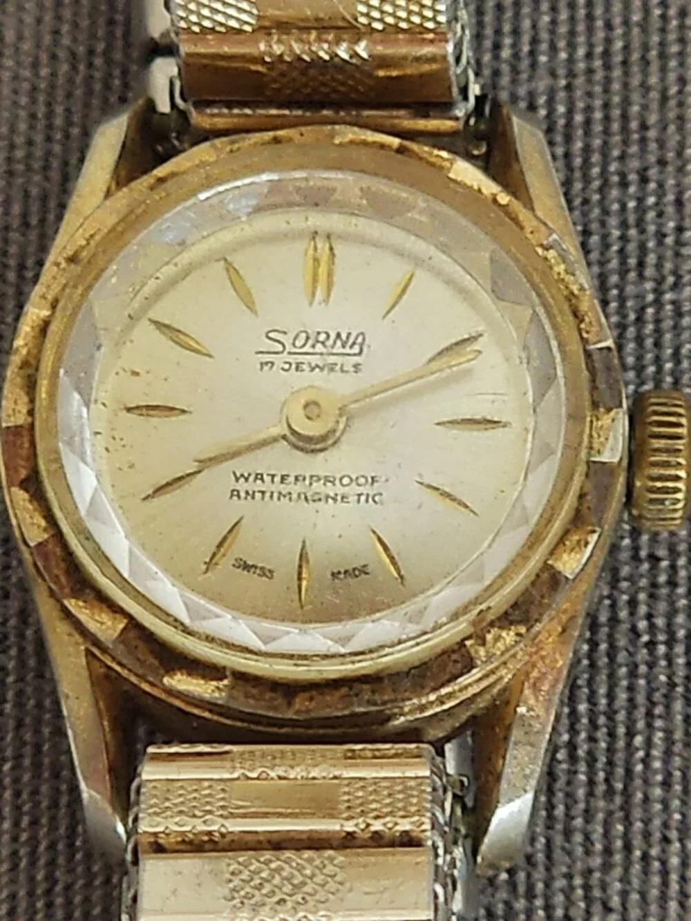 Sorna 17 Jewel Gold and Silver Plate Antimagnetic Waterproof Flex SS Back Watch